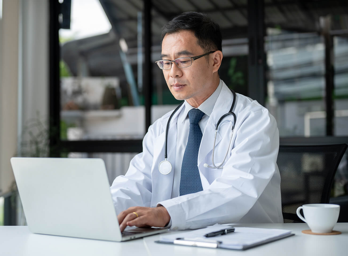 doctor-using-laptop