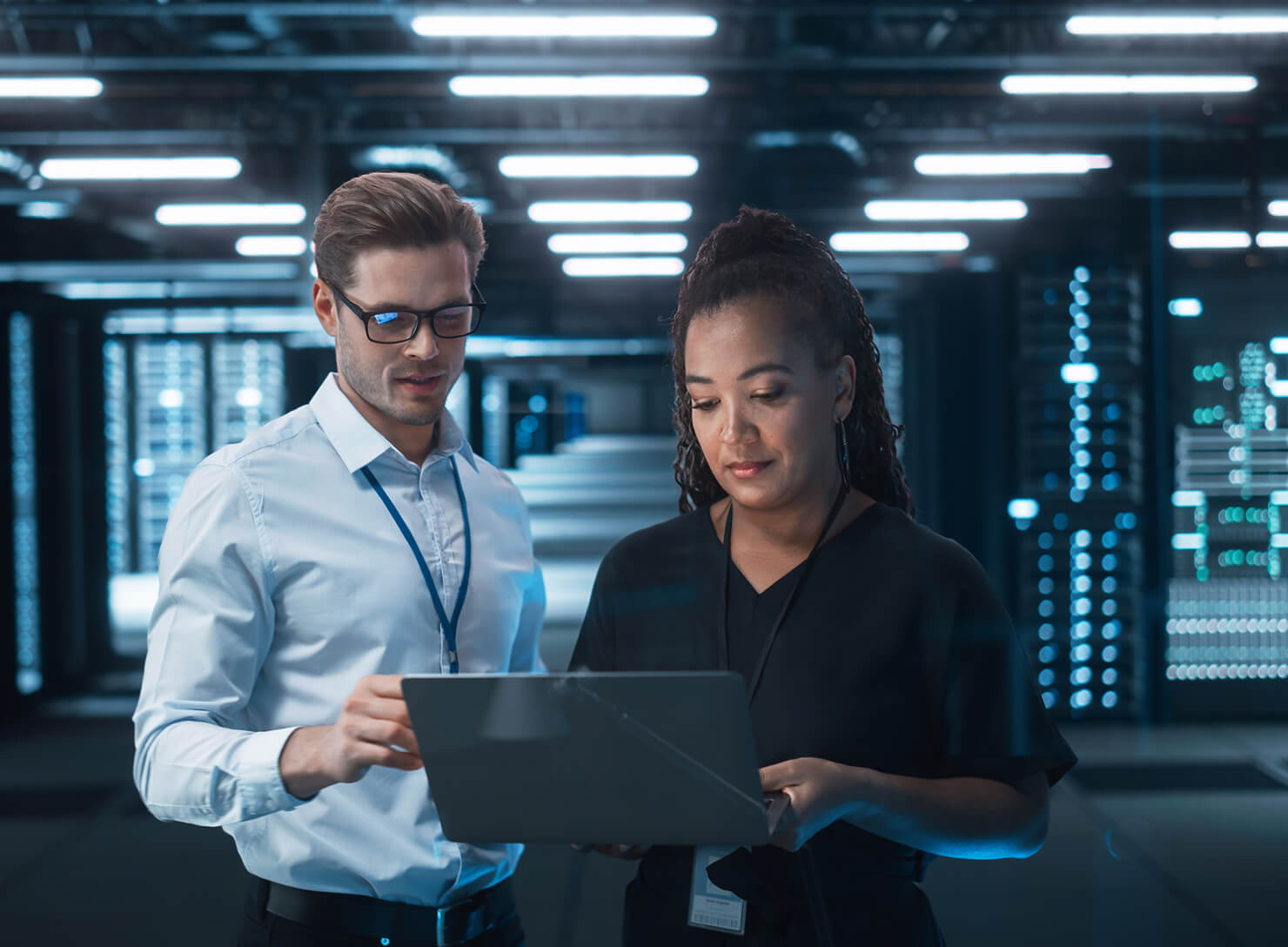 it-employees-using-laptop
