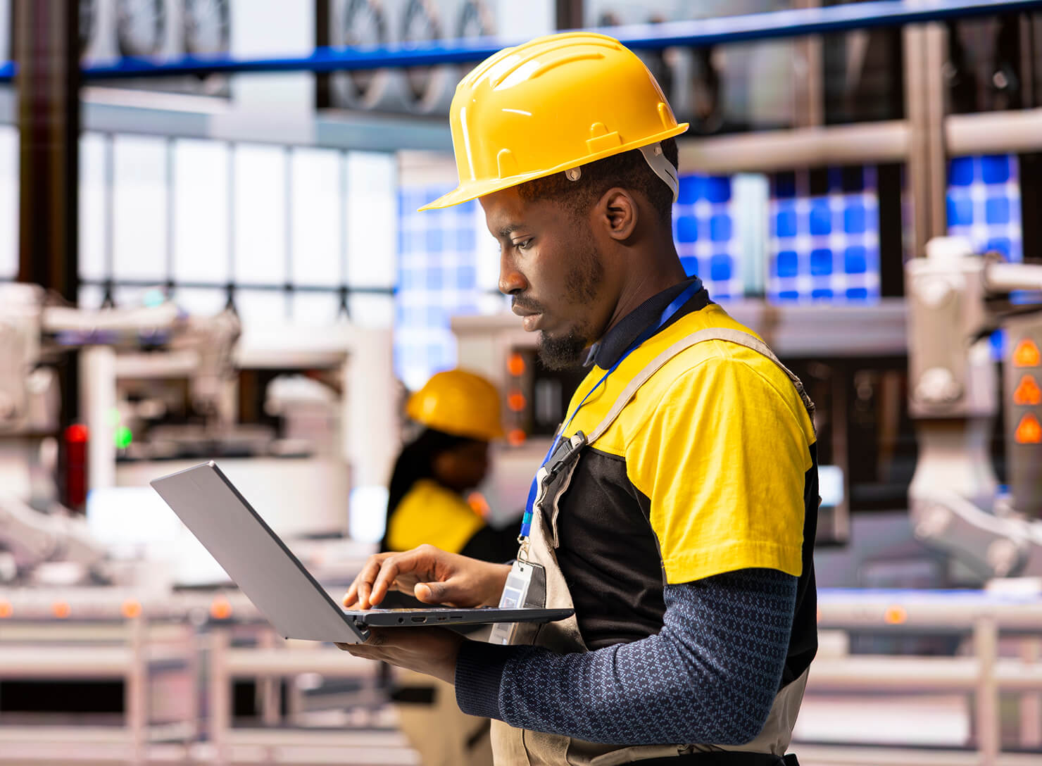 manufacturing-worker-on-laptop